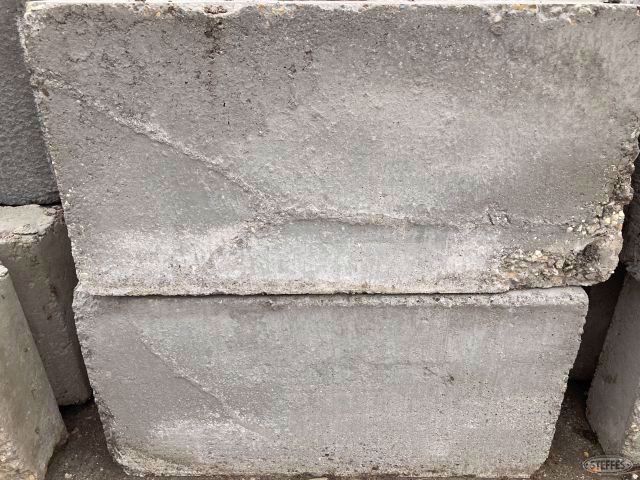(18) concrete retaining blocks